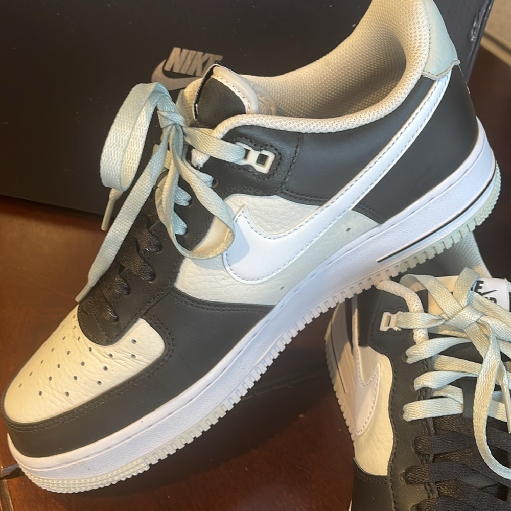 NIKE - AIR FORCE 1 ‘07 LV8 - Black/Light Silver-Phantom - Size 9.5 - Picture 2 of 8